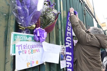 Los simpatizantes de Fiorentina se acercaron al Artemio Franchi para despedir al capitán Davide Astori (AFP)