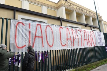Los simpatizantes de Fiorentina se acercaron al Artemio Franchi para despedir al capitán Davide Astori (AFP)