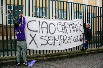 Los simpatizantes de Fiorentina se acercaron al Artemio Franchi para despedir al capitán Davide Astori (EFE)