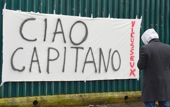 Los simpatizantes de Fiorentina se acercaron al Artemio Franchi para despedir al capitán Davide Astori (EFE)