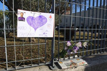 Los simpatizantes de Fiorentina se acercaron al Artemio Franchi para despedir al capitán Davide Astori (EFE)