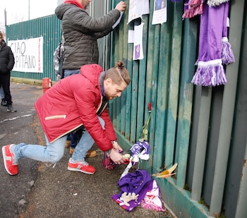 Los simpatizantes de Fiorentina se acercaron al Artemio Franchi para despedir al capitán Davide Astori (AP)