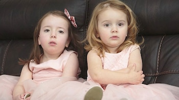 Jessica Rich, de dos años de edad, y su hermana, Nicole, de cinco
