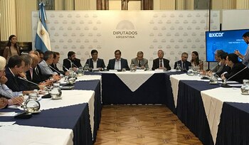 Legisladores y directivos reunidos en