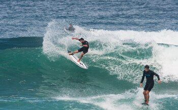 Chris sobre su tabla. También