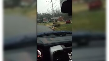 El hombre lo siguió por detrás con el auto a lo largo de todo el trayecto