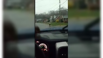 La lluvia no evitó que el padre mandara a su hijo a correr