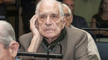 Reynaldo Bignone, pensativo en una