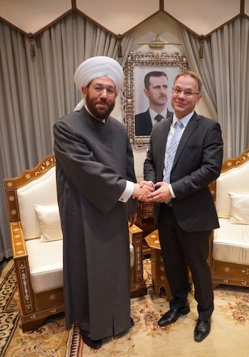 El Gran Mufti de Siria, Ahmad Badreddine Hassoun, junto a Blex. En el fondo el retrato del dictador Bashar al Assad (@ChristianBlex)