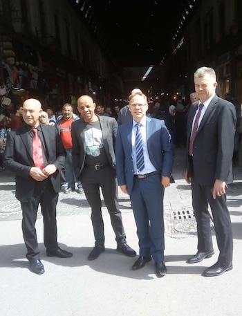 Parlamentarios alemanes y guías sirios en las calles de Damasco (@ChristianBlex)