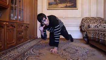 El joven muestra sus dedos