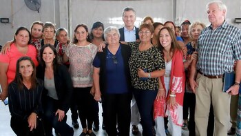 Macri con voluntarias en Florencio