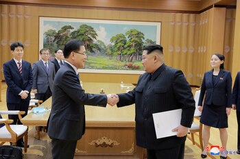 El dictador norcoreano Kim Jong Un saluda a Chung Eui-yong, quien lidera la delegación especial de Corea del Sur.