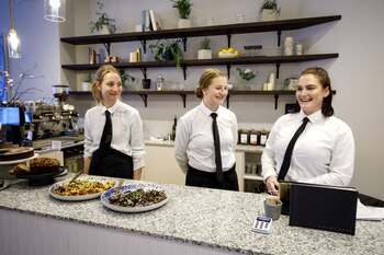Empleadas en la cafetería interna