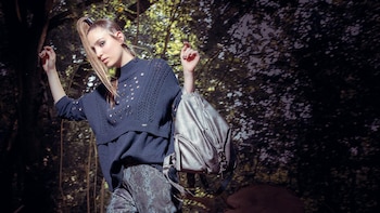 Suéter con tachas y pantalón de símil cuero grabado ($ 3.800 y $ 11.000, Uma) y mochila ($ 1.590, XL Extra Large).