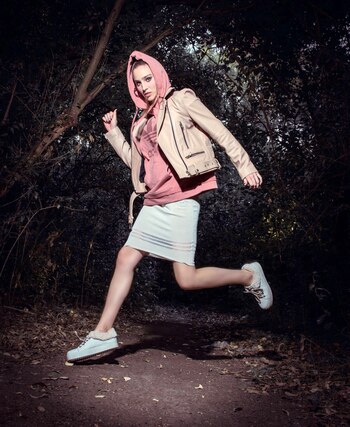 Buzo oversize y falda translúcida ($ 1.499 y $ 1.399, adidas), campera de cuero y zapatillas con piel sintética ($ 2.200, Viamo).