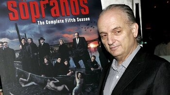 David Chase, el creador de “The Sopranos”, prepara una película que serviría como precuela a esta influyente y aclamada serie de televisión, informó el medio especializado Deadline