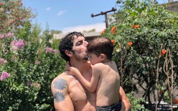 Esteban junto a su pequeño