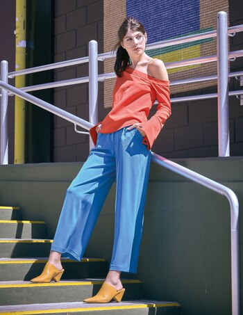 Blusa asimétrica ($ 2.600, Uma),