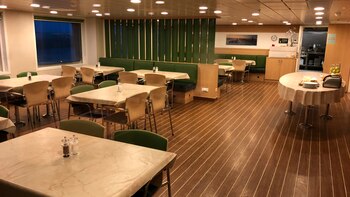 El amplio comedor puede albergar