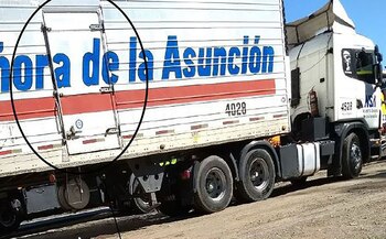 La puerta del camión que fue alterada para poder acceder a la carga sin romper los precintos