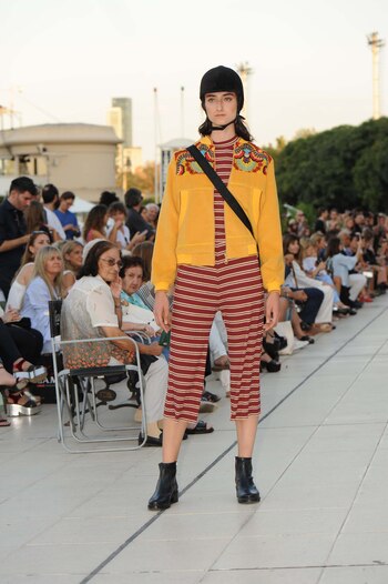 Mono rayado con chaqueta bordada