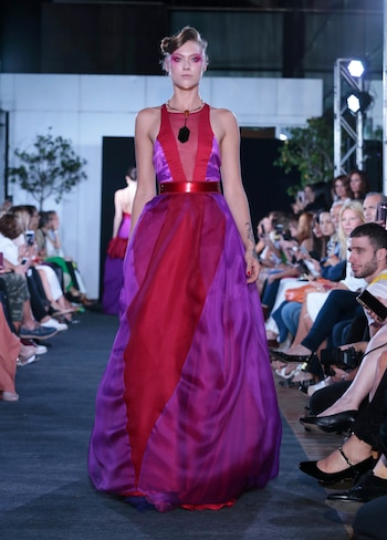 El diseñador Fabián Zitta combinó el violeta con el rojo para sus diseños en la colección de invierno 2018