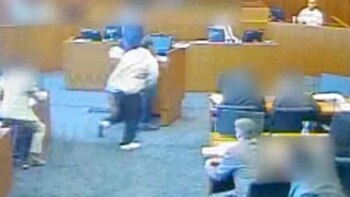 El criminal tomó la lapicera