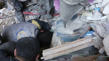 El niño estaba atrapado entre