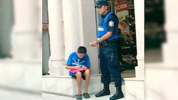 La imagen fue tomada en el medio de la calle