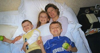 Jennifer Mathews junto a sus