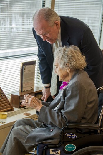 John Brennan y Elizabeth McIntosh,