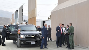 Donald Trump visita en la