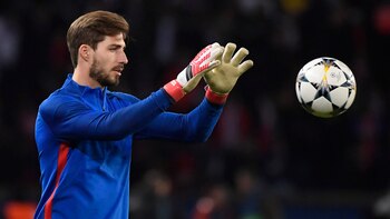 El arquero Kevin Trapp warms