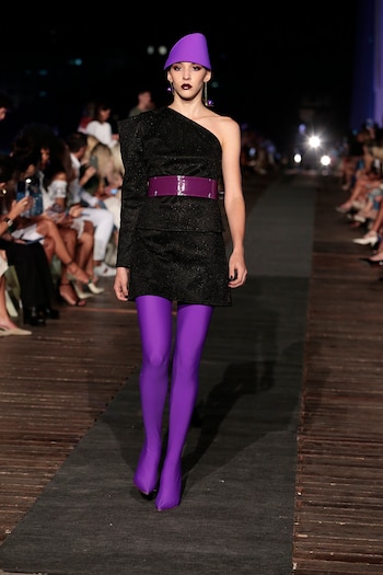 Laurencio Adot eligió presentar en pasarela el violeta como accesorios