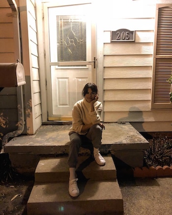 Selena frente a la casa