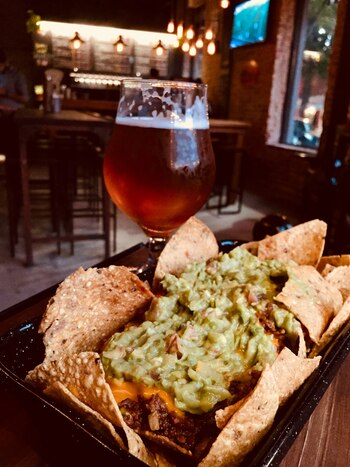 Nachos con cheddar y guacamole,