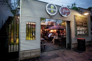 Un patio cervecero ubicado en