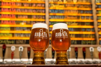 Además de cervezas artesanales, Rabieta