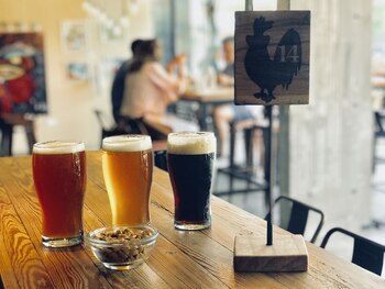 Roja, rubia y negra, tres