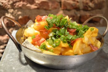 Papas fritas con queso cheddar,