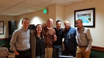 Greg Sullivan (tercero desde la