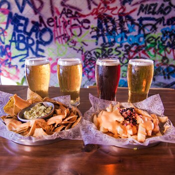 Cervezas artesanales, nachos con guacamole
