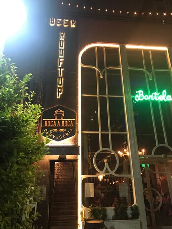 Una pequeña puerta conduce al