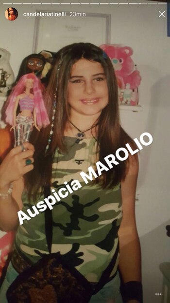 Jugando con su muñeca preferida.