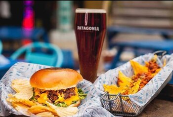 Cerveza, nachos y sándwich de