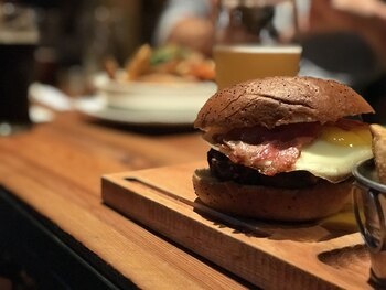 La hamburguesa Gallo Negro, un