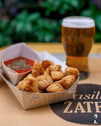 Nuggets y cerveza, un combo