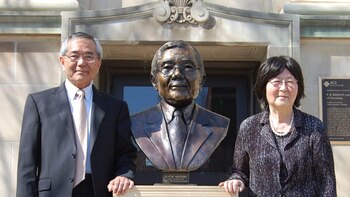 Ei-ichi Negishi y su esposa