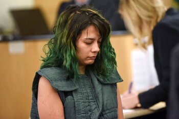 Emily Javier escucha las acusaciones